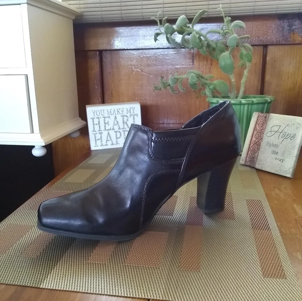 Nickels Faux Leather Square Toe Ankle Booties w/ Buckle Size 9